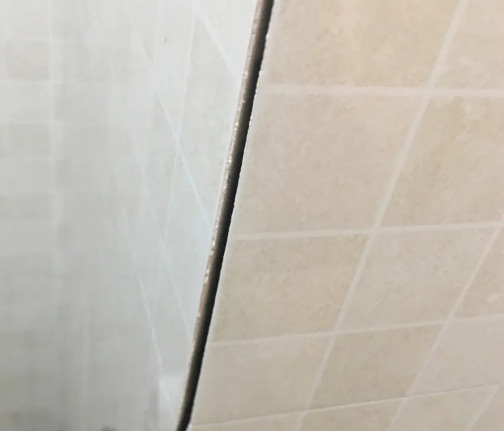 姜堰瓷砖空鼓维修公司分享阳台瓷砖脱落的修复过程可以分为以下几个步骤
