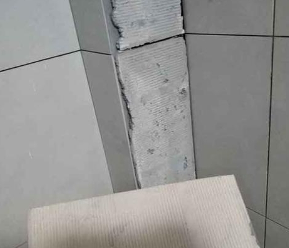姜堰瓷砖空鼓维修公司分享下厨房瓷砖脱落的补救措施。